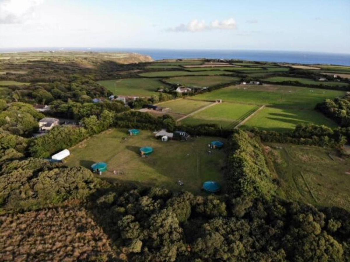 Hôtel Alder Yurt Wych Elm Glamping à Helston Extérieur photo